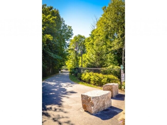 Building Photo - 2 Silver St