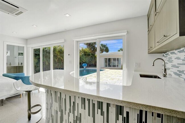 Building Photo - 2514 Yacht Club Blvd