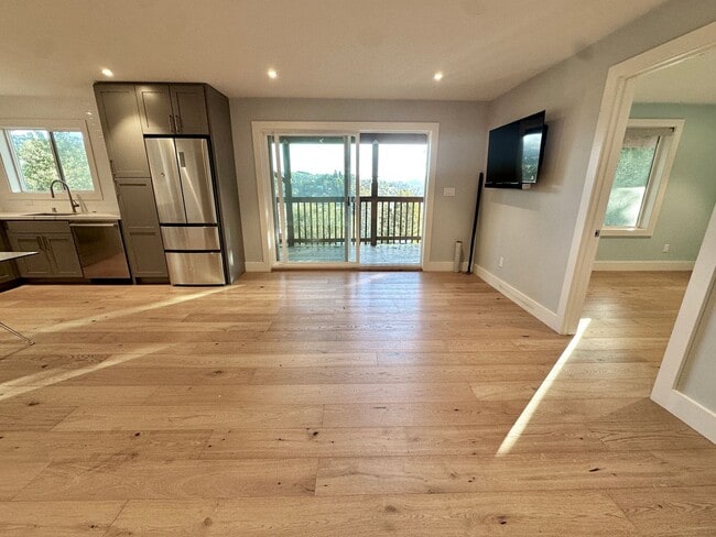 Building Photo - Fairfax Hillside Flat w/Valley Views