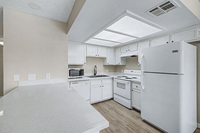 Building Photo - 2 Bedroom Condo just off Summerlin Pkwy w/ views of pool