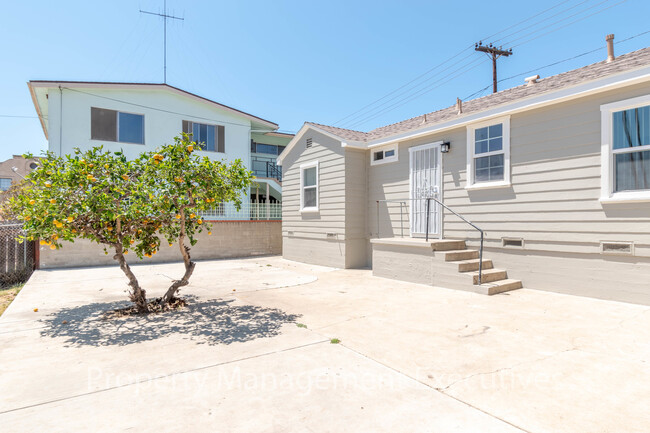 Building Photo - 3 Bedroom, 1 Bath House near Mission Bay &...