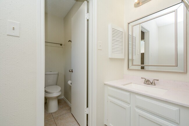 Building Photo - 6111 Ryegate Dr