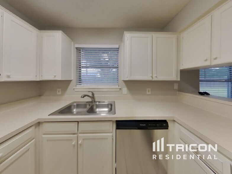 Building Photo - 6705 Lampe Ct
