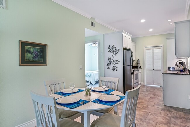 Building Photo - 7000 Seawall Blvd