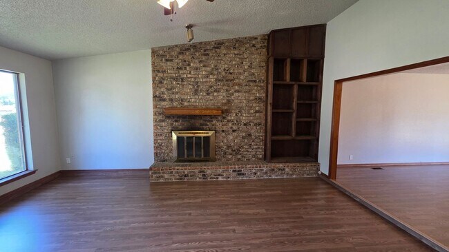 Building Photo - Great 3 Bedroom Home in Yukon!  $1450!