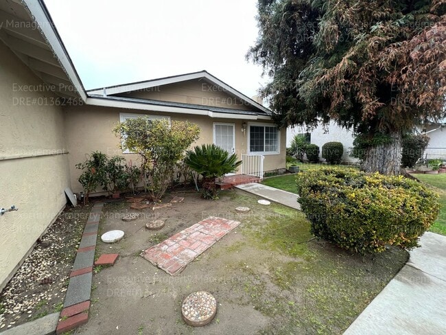 Building Photo - 3 bedroom/ 2 bathroom home located near New Stine Rd/ Wilson Rd