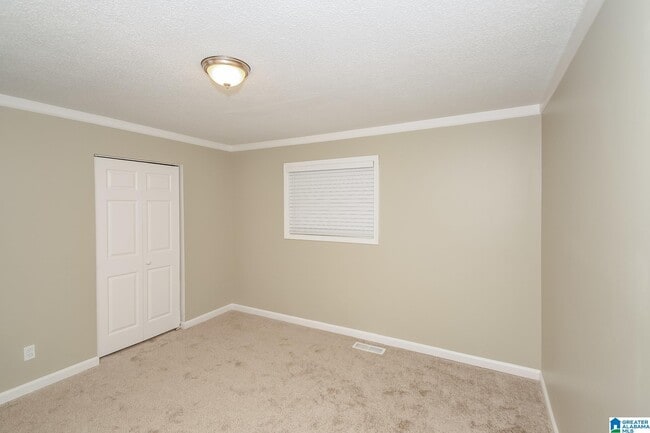 Building Photo - 1309 Lake Ln NE