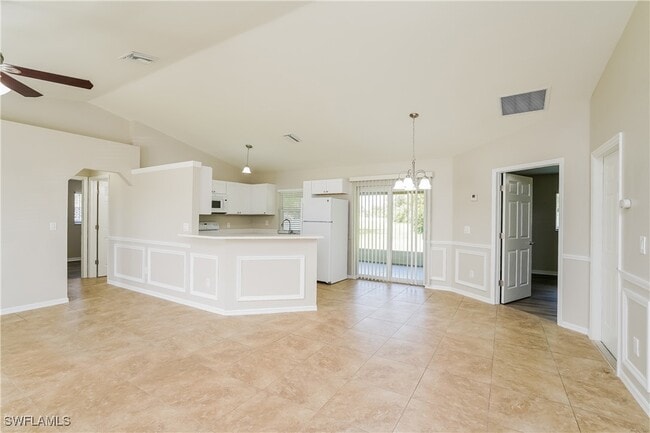 Building Photo - 820 SW 11th Ct