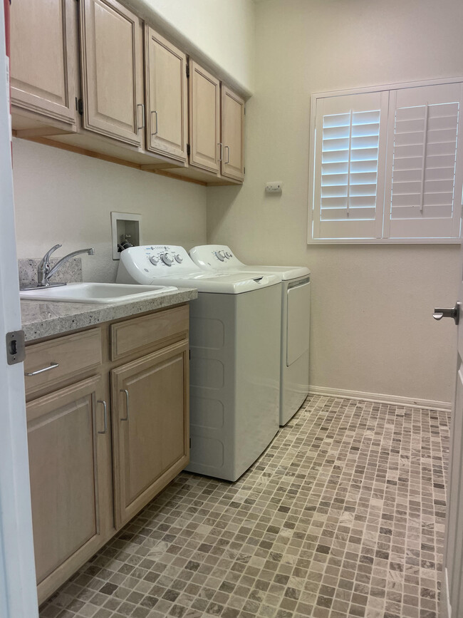 Laundry Room - 44425 Kings Canyon Ln