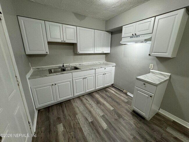 Building Photo - 5035 Campenella Dr