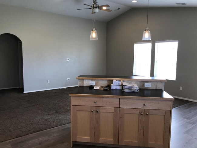 Building Photo - 739 N Pringlewood Pl