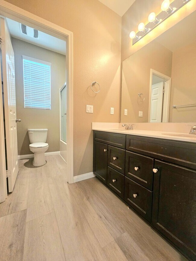 Building Photo - Gorgeous Spacious 3-Bedroom Home Now Avail...