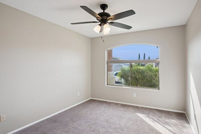 Building Photo - Very nice single level home with 4 bedrooms and 2 baths!