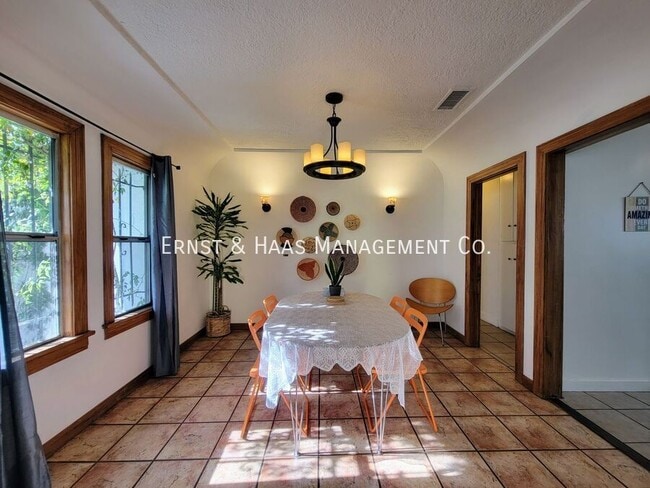 Building Photo - 1911 Cedar Ave