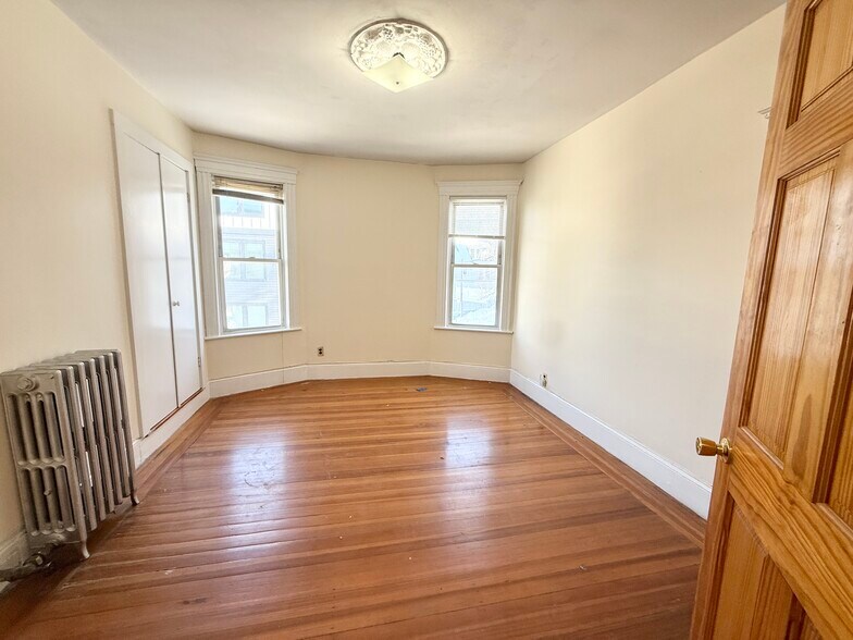 Building Photo - 144 Hillside St