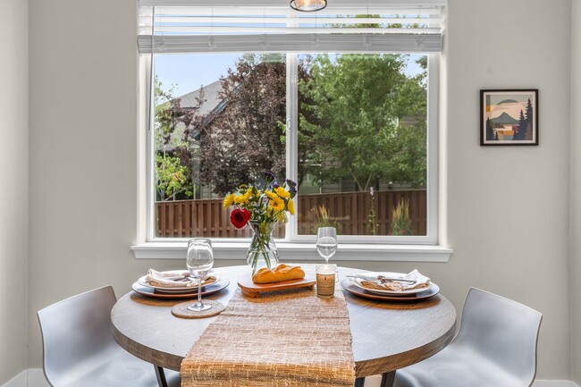 Building Photo - Stunning furnished home located in the des...