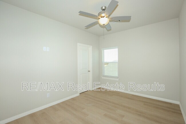 Building Photo - 1405 SW Poigai Wy