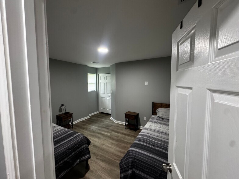 Building Photo - Room in House on Denham St