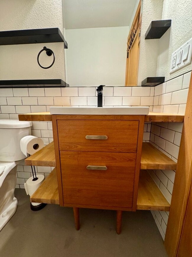 Building Photo - RENT SPECIAL - 1/2 Off First Month's rent! Charming 1BR in Convenient Eugene Location!