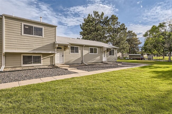 Primary Photo - Beautiful townhome in Madison Hill Community-