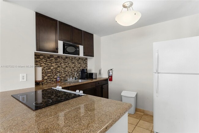 Building Photo - 9440 W Bay Harbor Dr