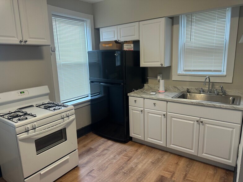 Building Photo - 4916 Winona Ave