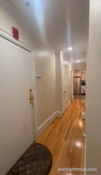 Building Photo - 913 Boylston St