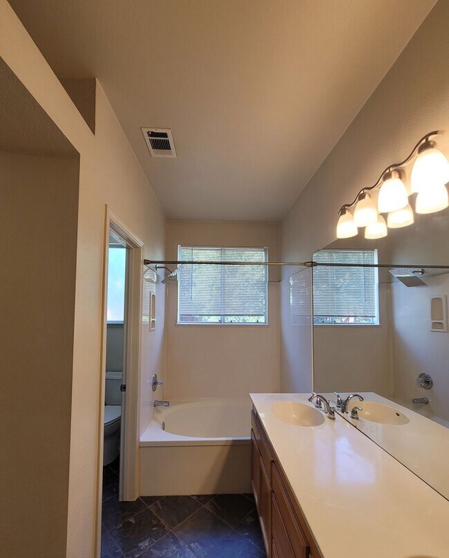 Building Photo - 1095 Crescent Dr