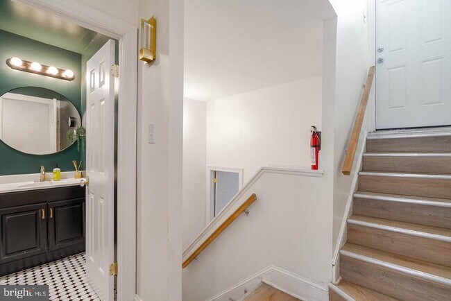 Building Photo - 558 N 16th St