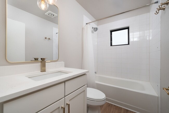 Building Photo - Modern Waterfront Living at The McCormick Pier! Call TODAY to schedule a tour! 503-664-4101