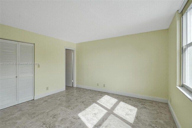Building Photo - 1800 N Andrews Ave