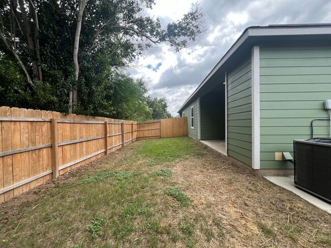 Building Photo - Elegant Home in Seguin!