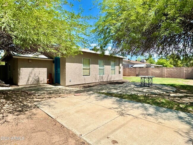 Building Photo - 731 W 12th Pl