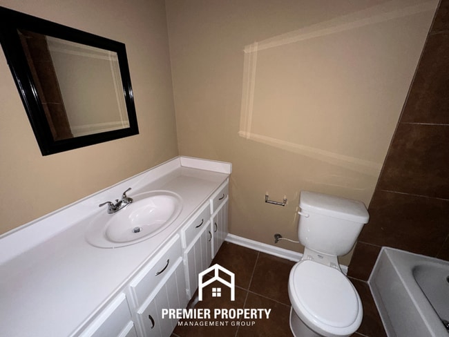 Building Photo - Charming 3BR/2BA Near Germantown | Fireplace & Bay Window Dining
