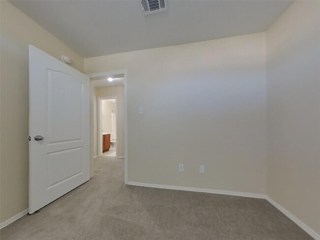 Building Photo - 102 Mustang Stampede Dr