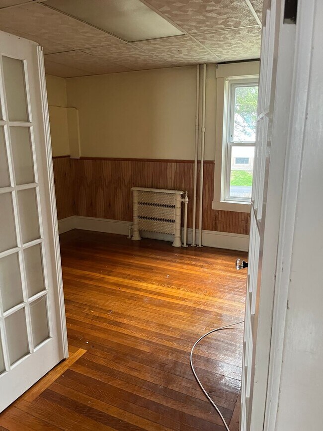 Building Photo - Sunny 2 Br / 1 BA Apartment in quiet area of Middleboro