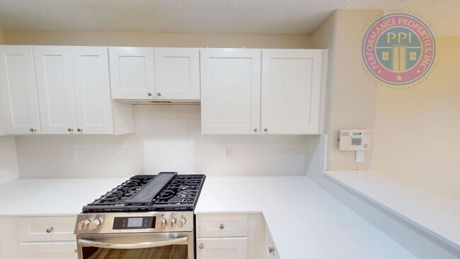 Building Photo - Bethany - Desirable Kaiser Woods / Beautif...