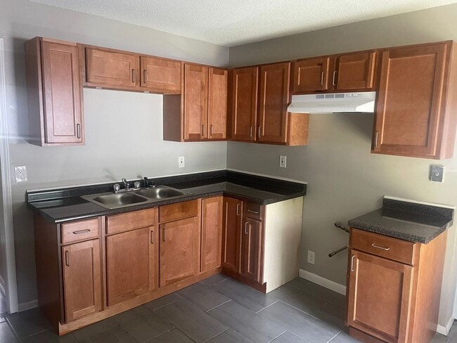 Building Photo - Move-in Special! 1/2 off first month's rent!