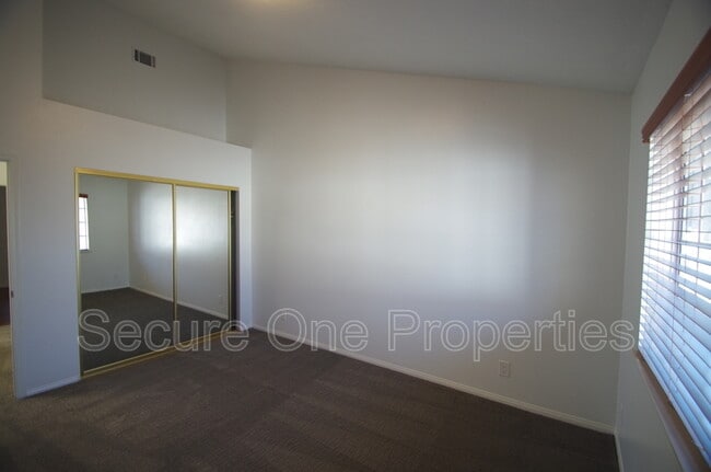 Building Photo - 235 Hill Ranch Dr