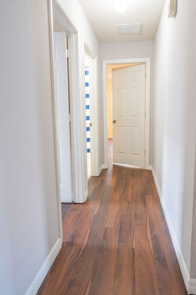 Building Photo - 3/2~Ridge Valley ~ Save with Solar!