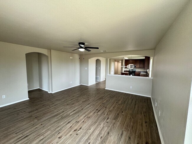 Building Photo - Beautifully 3 Bed, 2 Bath Renovated Home N...