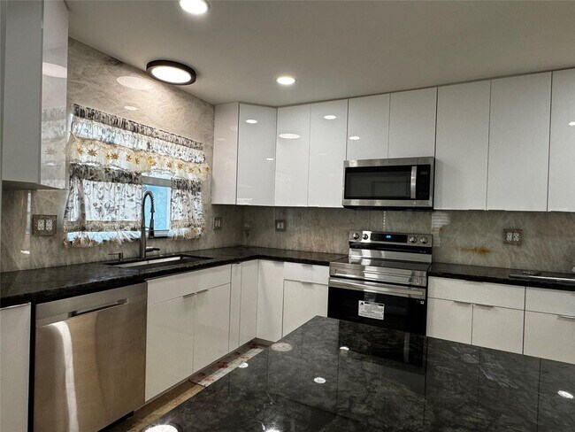 Building Photo - 4250 NW 9th Ct