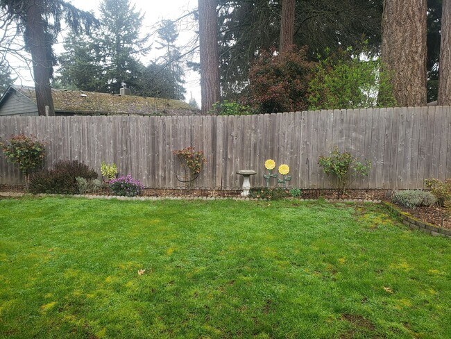 Building Photo - Adorable One-Level House with Huge Backyard in Vancouver!