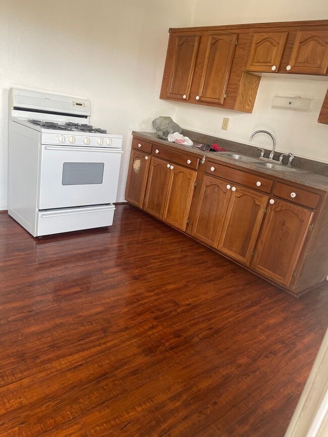 Building Photo - Three Bedroom Looking for a family