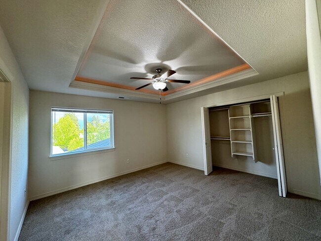 Building Photo - Spacious 3-4 Bedroom Home with Low Mainten...