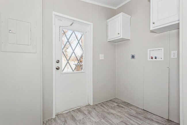 Building Photo - Adorable 3 Bedroom/2 Bath with lots of space! Available on 2/23/26!