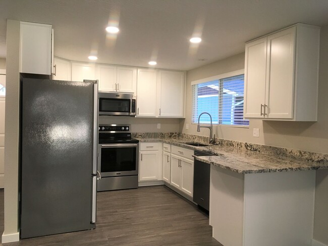 Building Photo - Beautifully Updated 3 bed/2 bath Single Le...