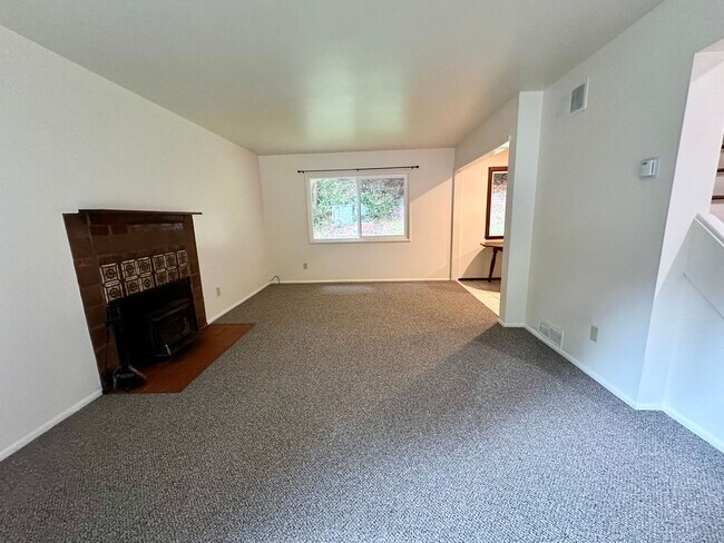 Building Photo - Spacious 4-Bedroom Home with Bonus Room in...