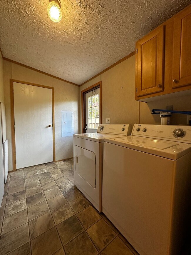 Building Photo - Spacious 4 bedroom/2 bath home for rent - ...