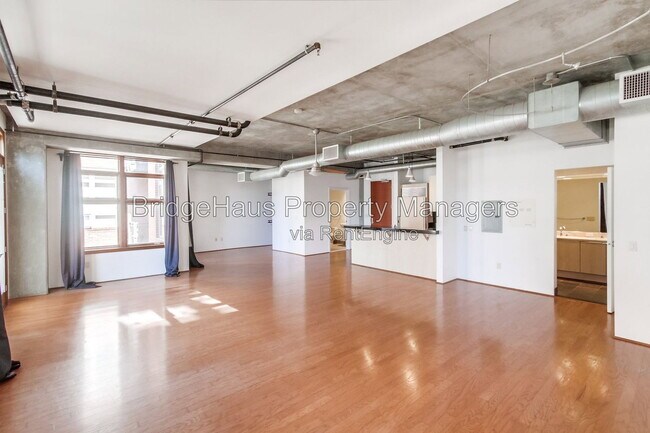 Building Photo - 877 Island Ave